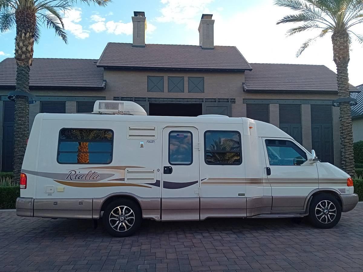 Used 2005 Winnebago Rialta