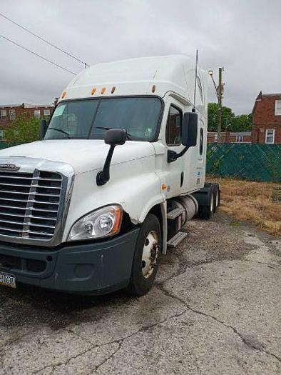 Used 2013 Freightliner Cascadia Semi Truck