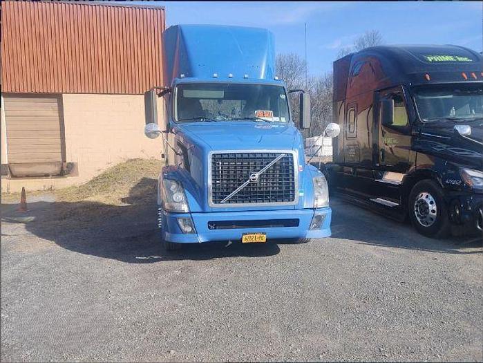 Used 2011 Volvo VNL64T300