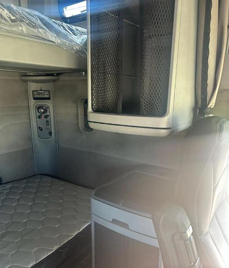 Used 2007 Freightliner Columbia 120 Semi Truck