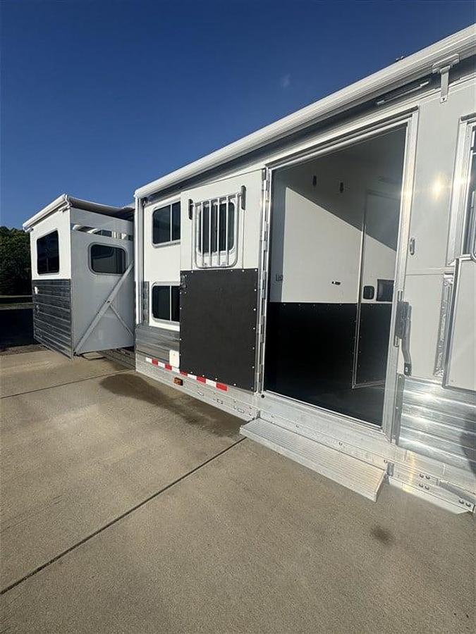 Used 2020 4 Star 3 Horse w/ Living Quarters