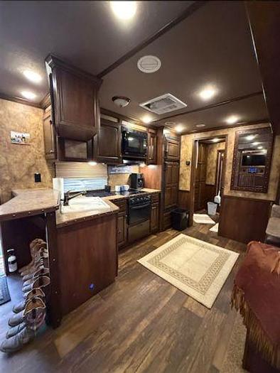 Used 2015 Lakota Big Horn BB8316