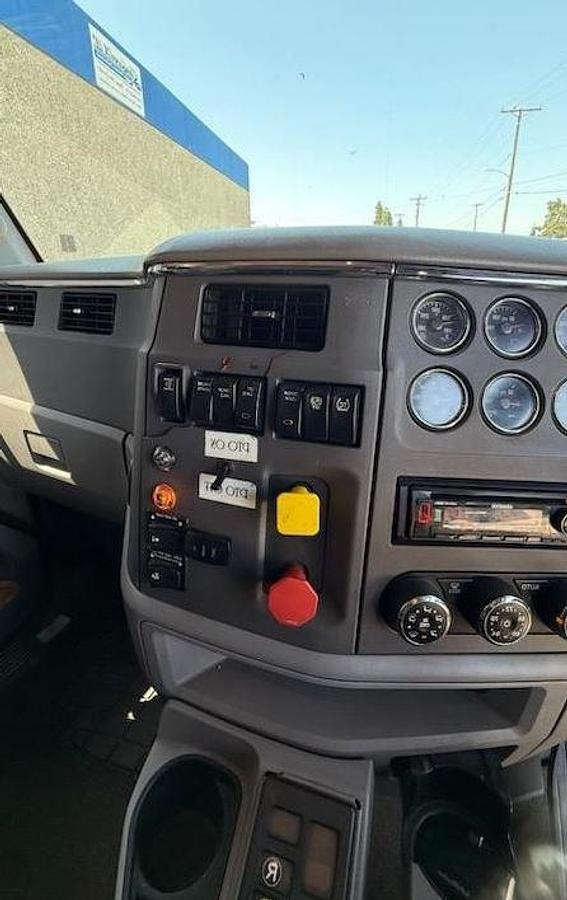 Used 2015 Peterbilt 579 End Dump Truck