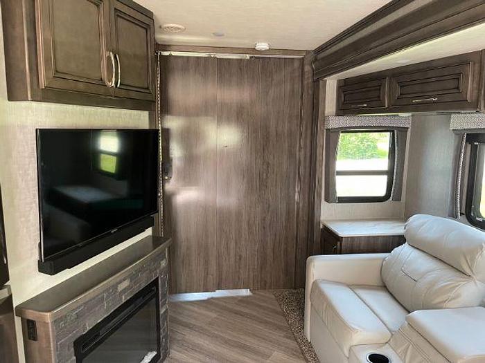 Used 2022 Holiday Rambler Vacationer 33C