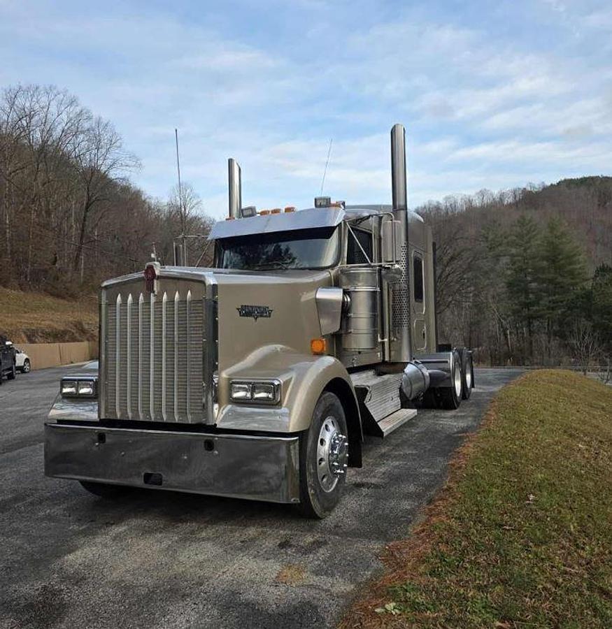 Used 2009 KENWORTH W900L Conventional Sleeper Semi
