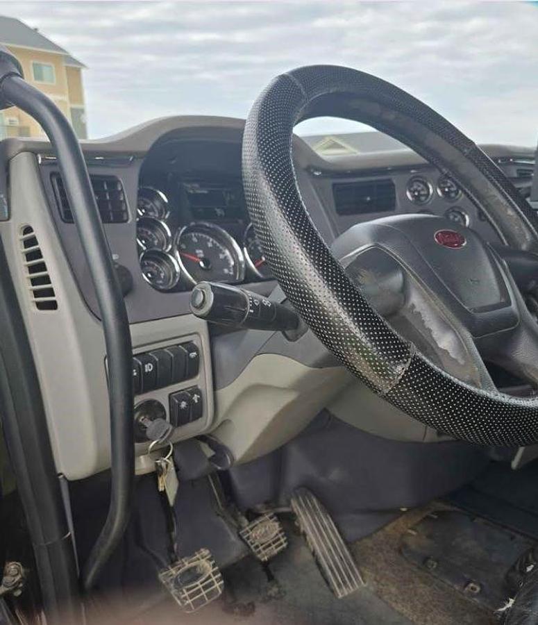 Used 2017 Peterbilt 579 Sleeper Semi Truck