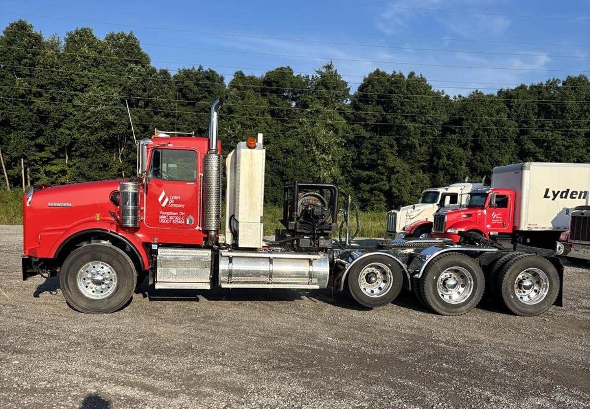 Used 2006 Kenworth T800 Wide Nose Day Cab Semi Truck