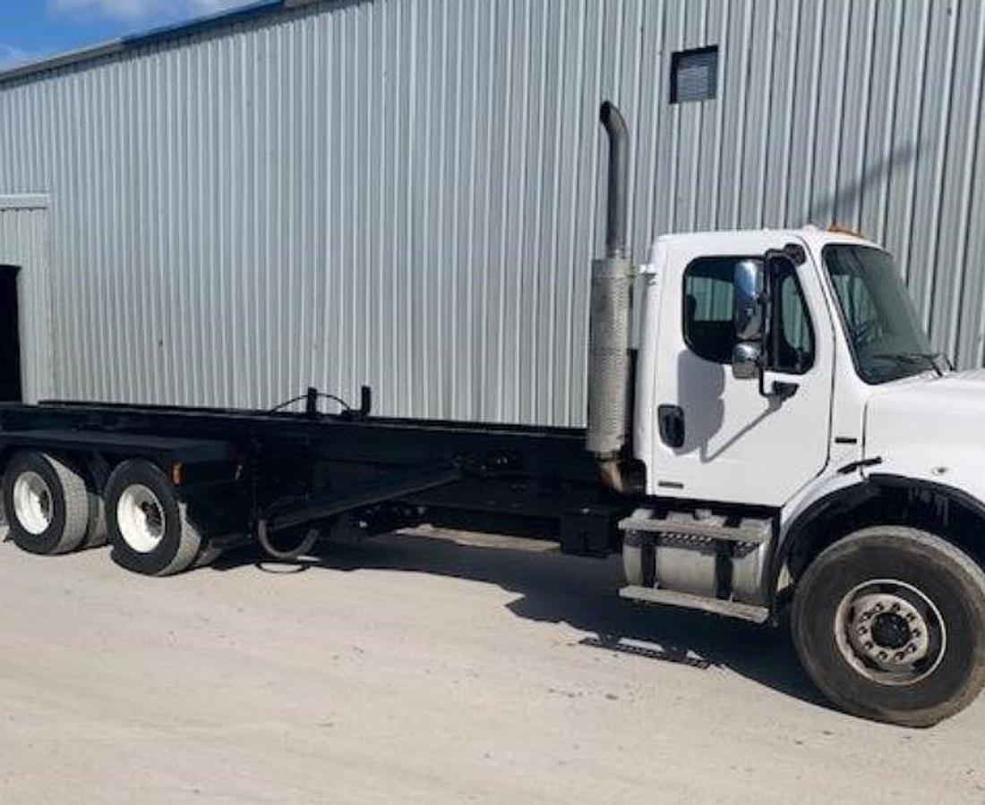 Used 2005 FREIGHTLINER BUSINESS CLASS M2 106
