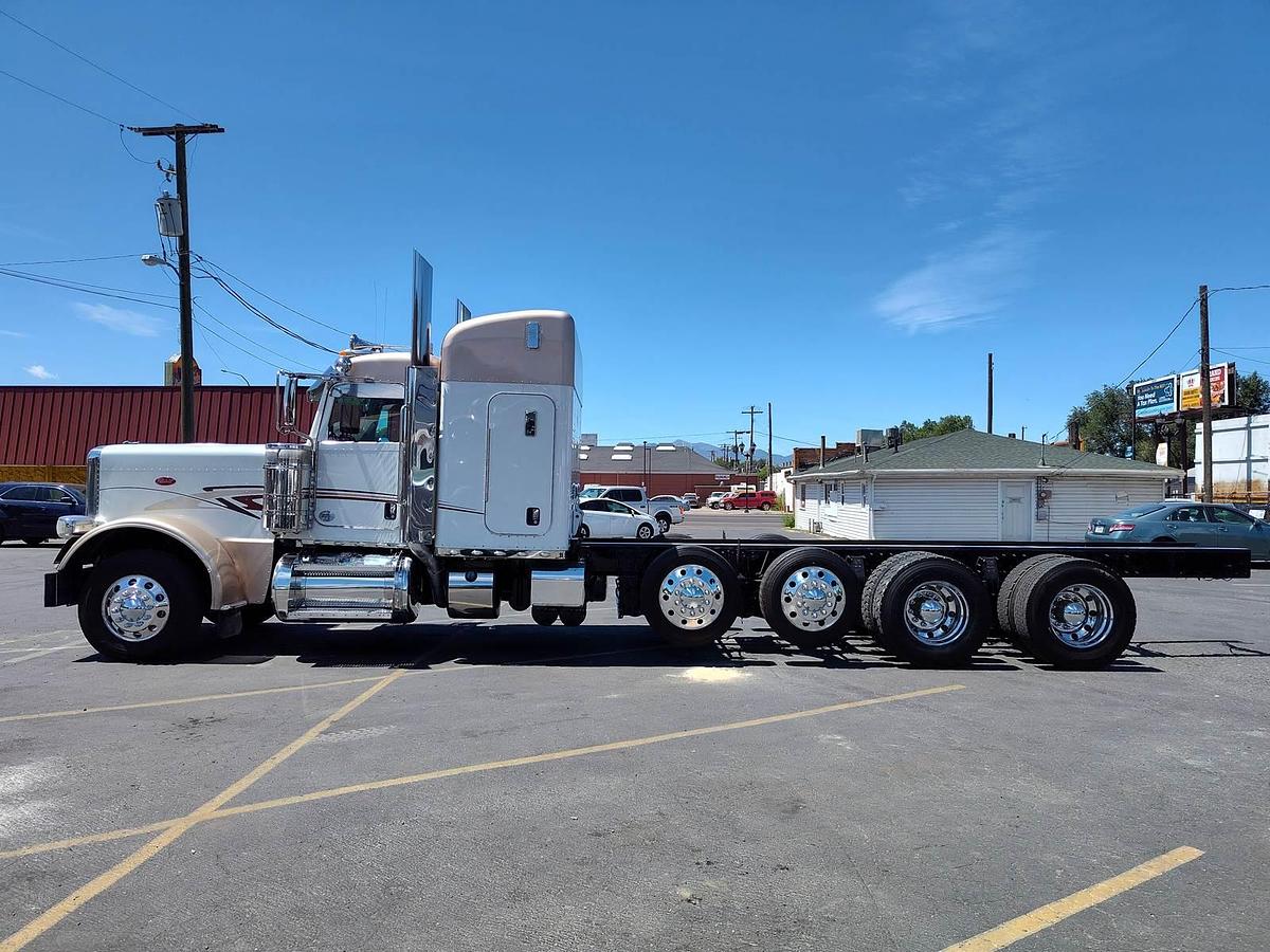 Used 2015 Peterbilt 389 Sleeper Semi Truck