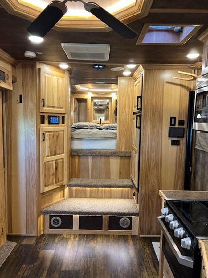 Used 2020 Lakota Bighorn 4 Horse w/ Living Quarters