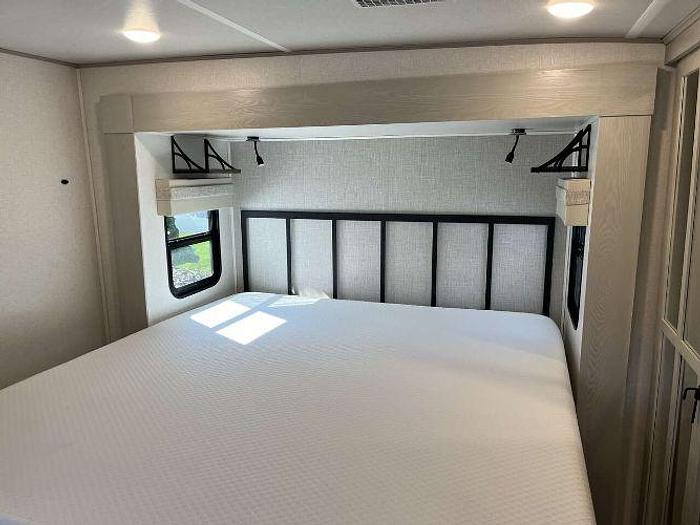 Used 2023 Palomino Columbus 379MB