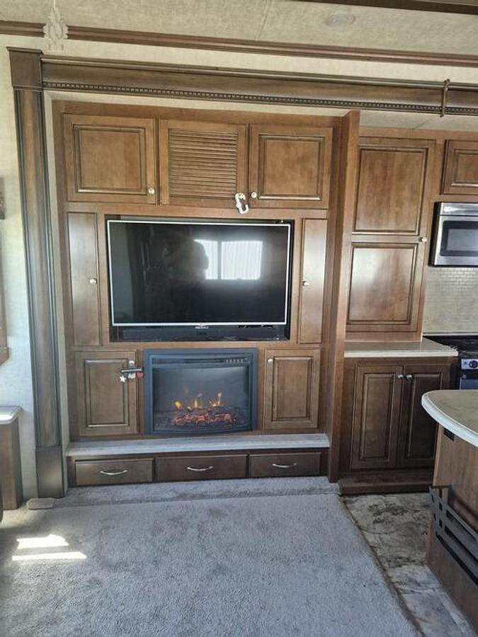 Used 2015 Heartland Landmark 365 Newport