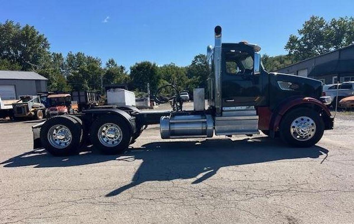 Used 2020 PETERBILT 567 Day Cab