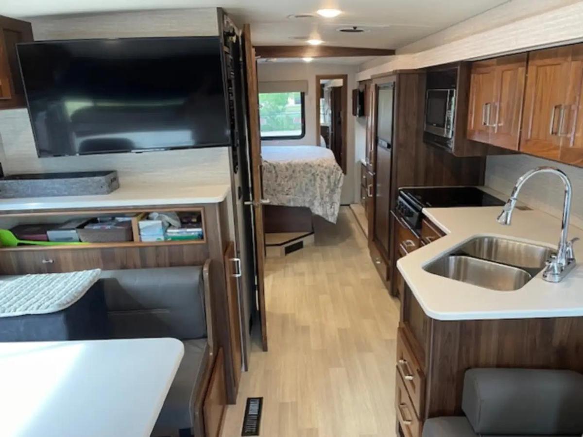 Used 2020 Winnebago Vista 29V