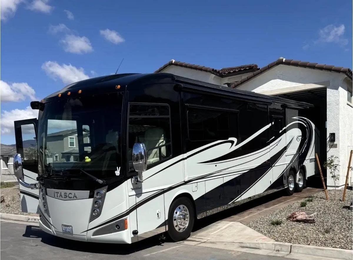 Used 2015 Winnebago Itasca Ellipse 42HD
