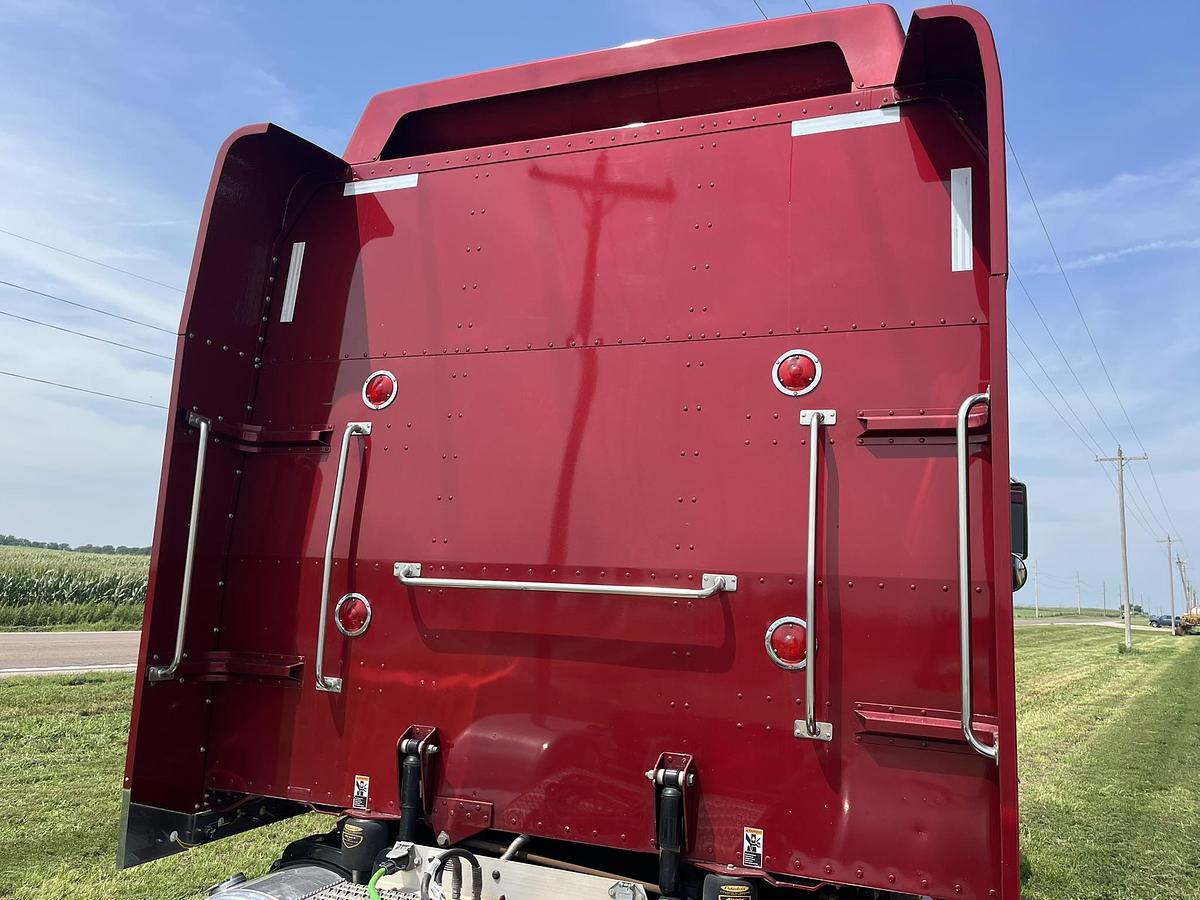 Used 2020 Peterbilt 389 Sleeper Truck