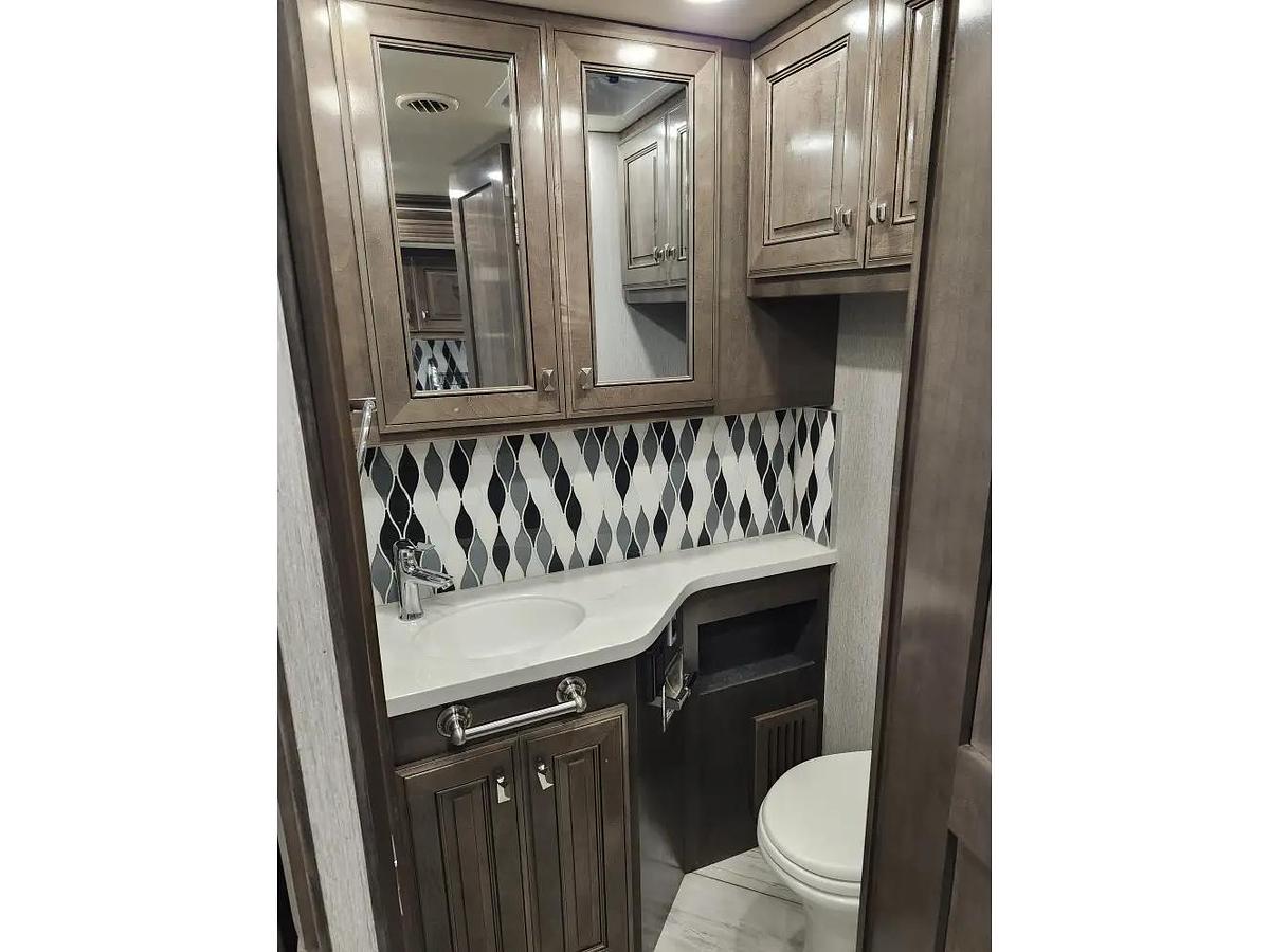 Used 2022 Fleetwood Discovery Lxe 44s