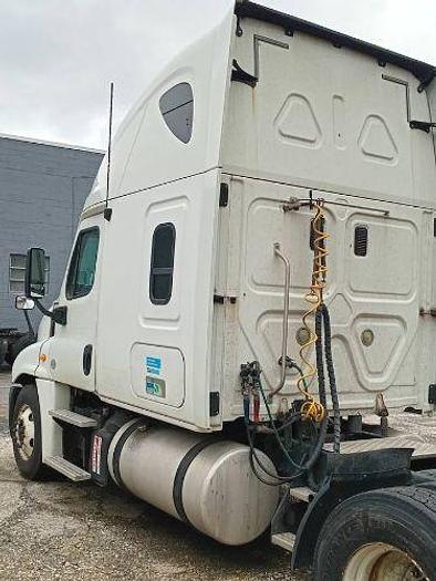 Used 2013 Freightliner Cascadia Semi Truck