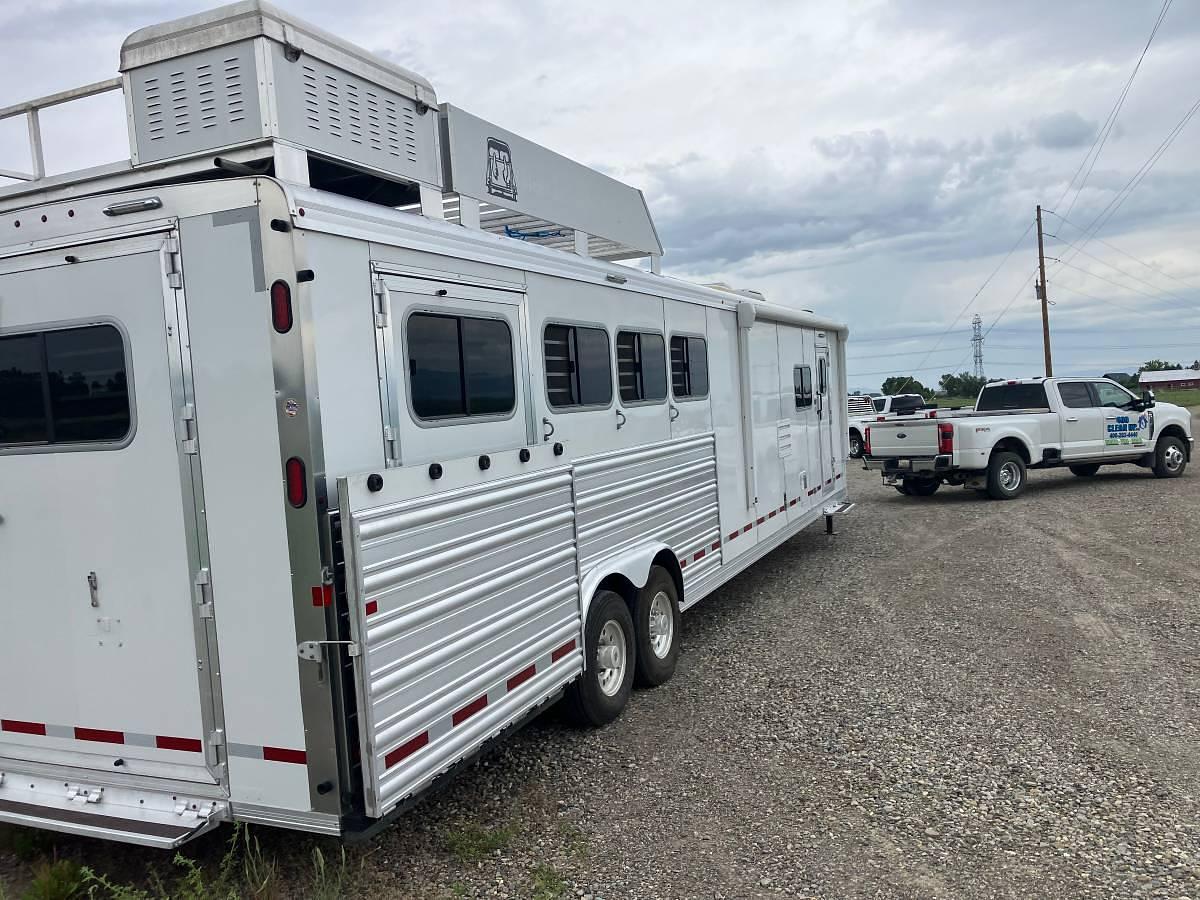 Used 2020 Logan Coach 4 Horse Living Quarters