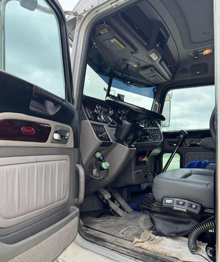 Used 2019 PETERBILT 389 Conventional Sleeper Semi