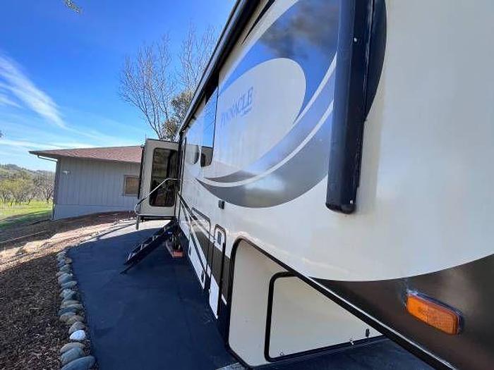 Used 2016 Jayco Pinnacle