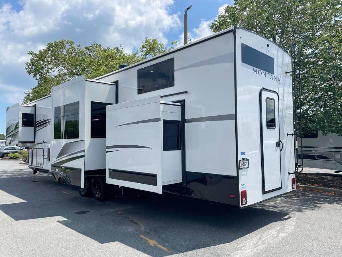 Used 2025 Keystone Montana 3915TB