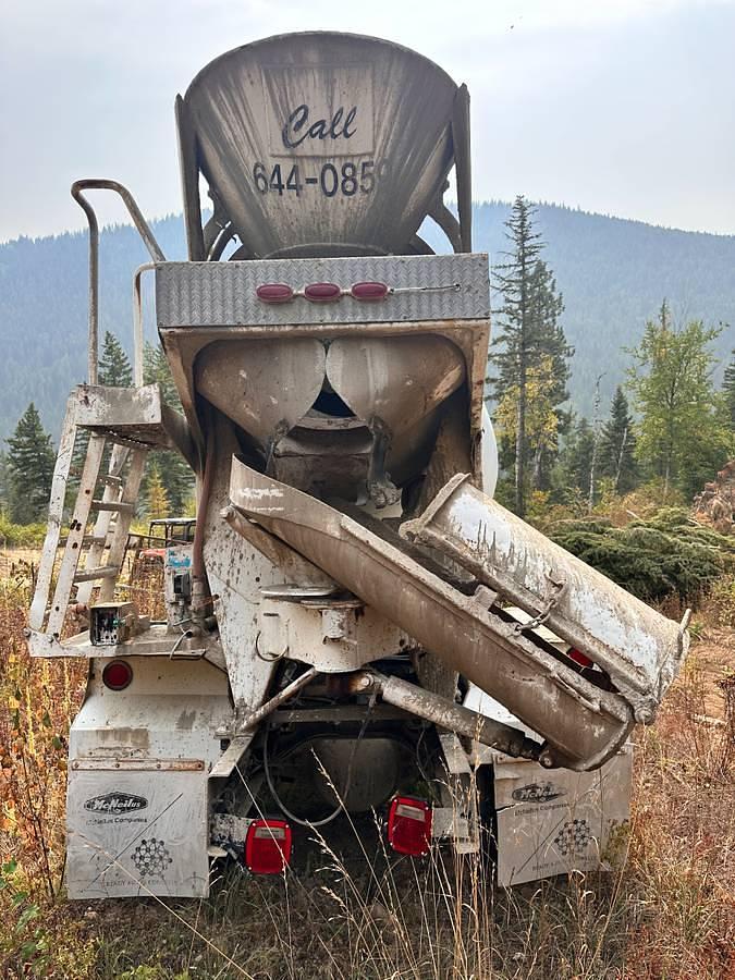 Used 2005 International Single-Axle Concrete Mixer — McNeilus Rear-Discharge