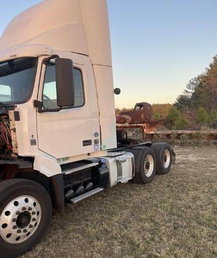 Used 2015 Volvo VNL64T300