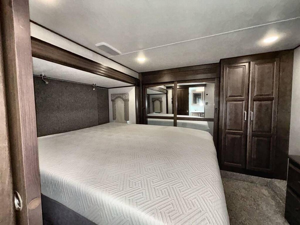 Used 2021 Keystone Alpine 3850RD