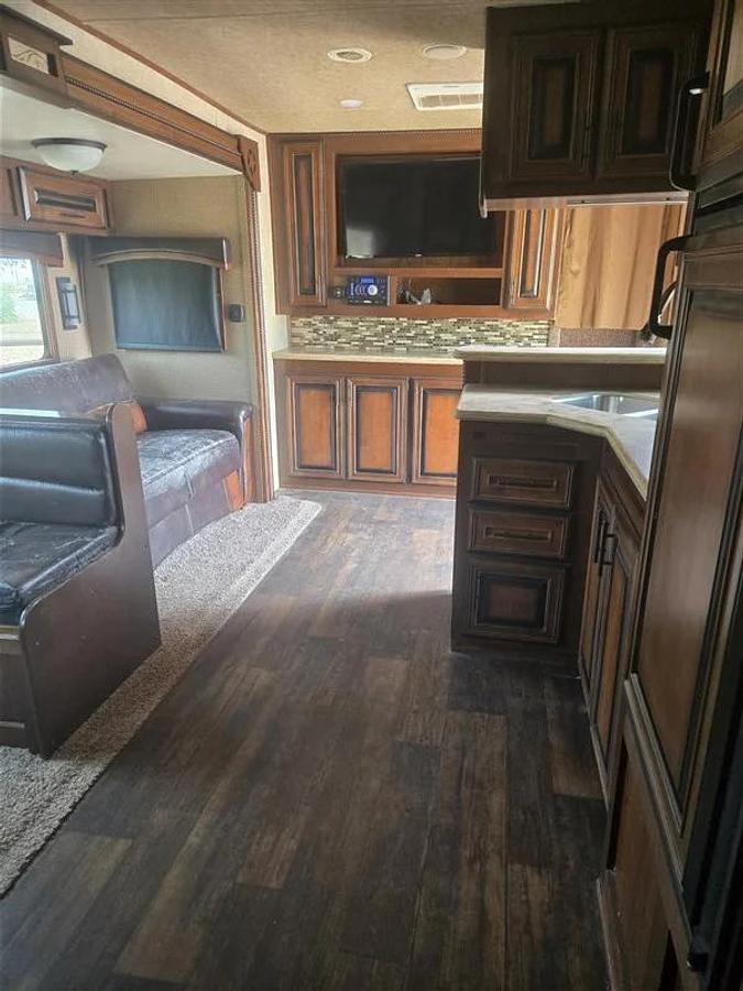Used 2016 Bison Premier Coach 3 Horse