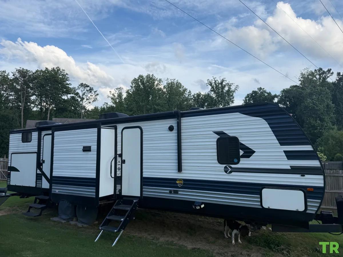 Used 2021 Crossroads Zinger 331BH