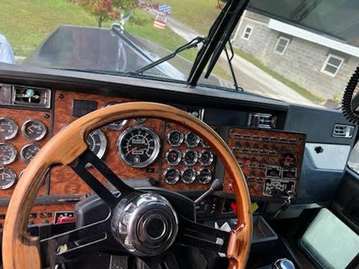 Used 2000 Kenworth W900L Conventional Sleeper Semi