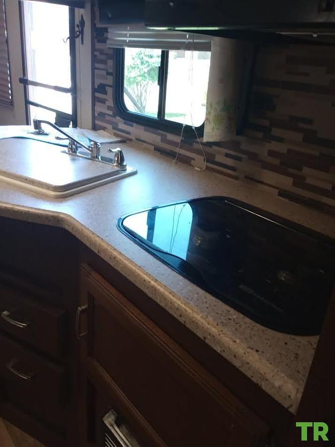 Used 2018 Venture Sonic 24' Travel Trailer – Sleeps 6 – Full Bathroom – Full-Length Awning – Excellent Condition