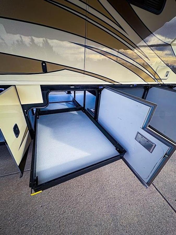 Used 2010 Fleetwood Discovery 40X