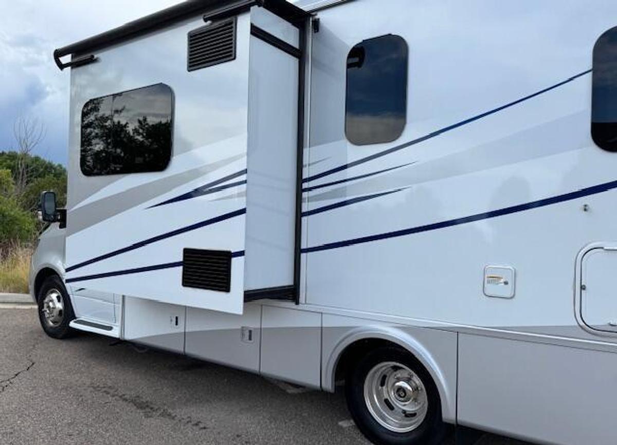 Used 2022 Tiffin Wayfarer 25TW Class C Motorhome