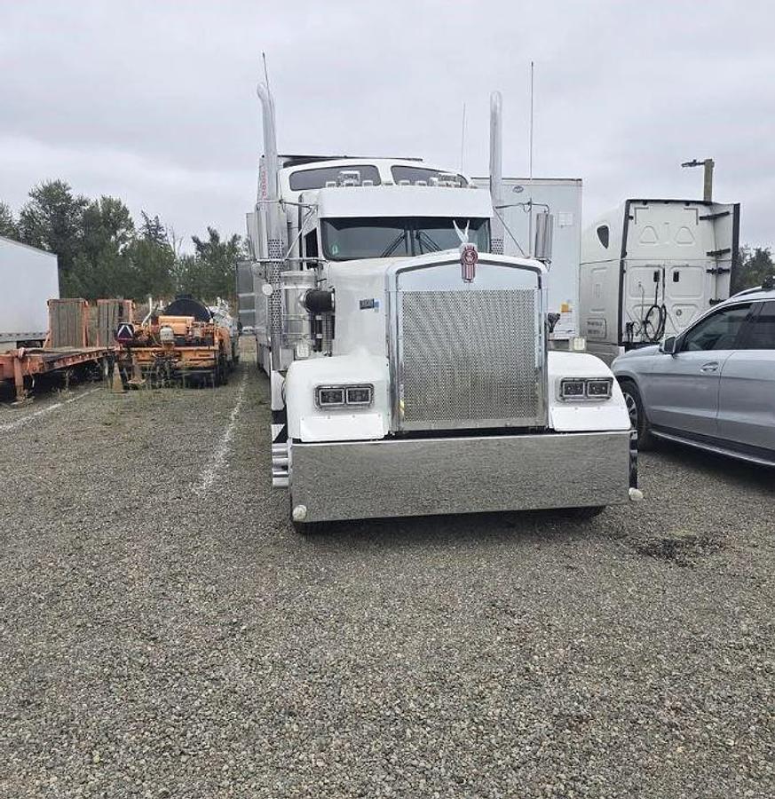 Used 2022 Kenworth W900l