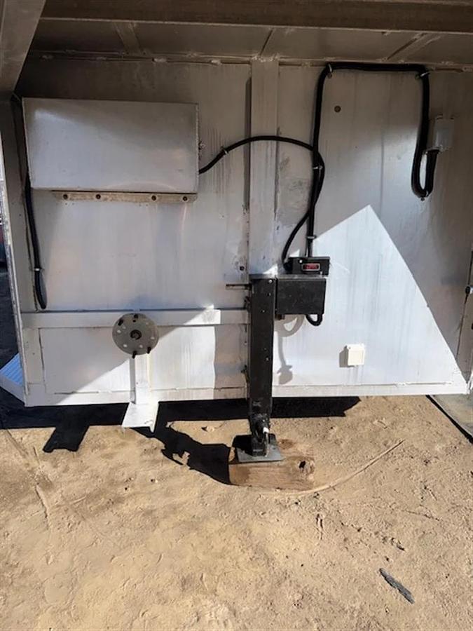 Used 2002 Sooner Revolution 4 Horse