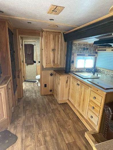 Used 2015 Sundowner Signature Series with Living Quarters