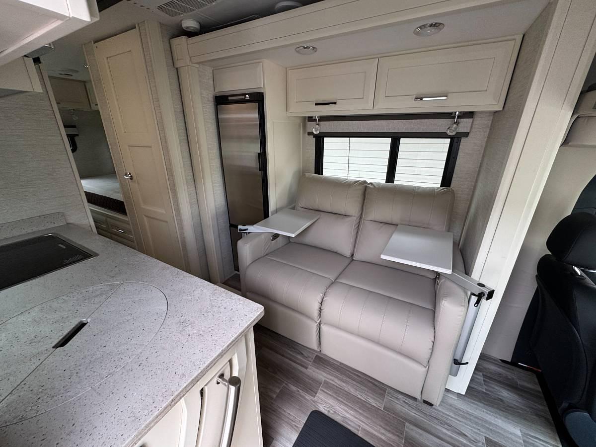 Used 2023 Tiffin Wayfarer 25tW