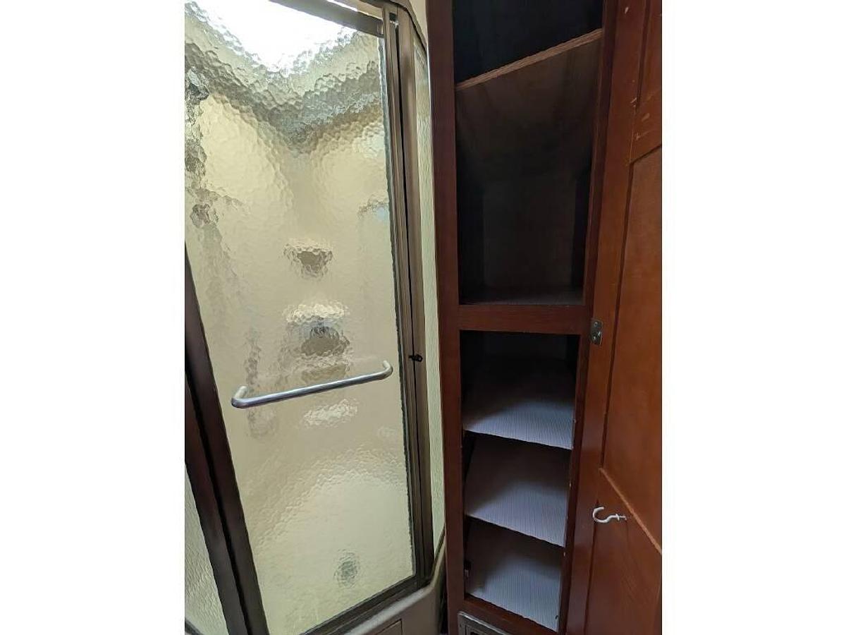 Used 2006 Fourwinds Hurricane 33H