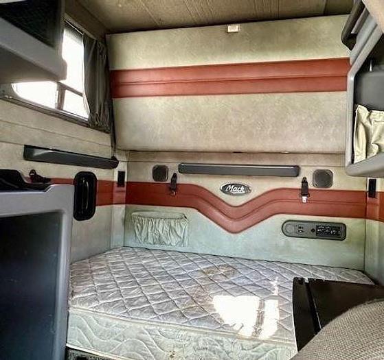 Used 2016 Mack Pinnacle CXU613