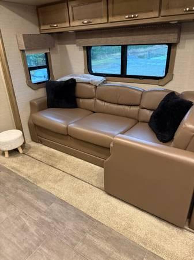 Used 2018 Jayco Seneca 37K