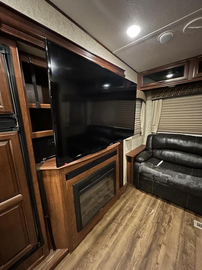 Used 2017 Forest River Wildcat 29RLX Fifth Wheel