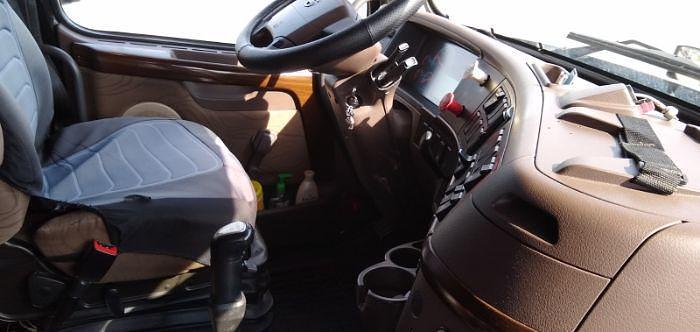 Used 2013 Volvo Sleeper Truck