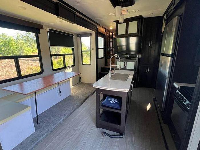 Used 2018 Keystone Raptor 428SP