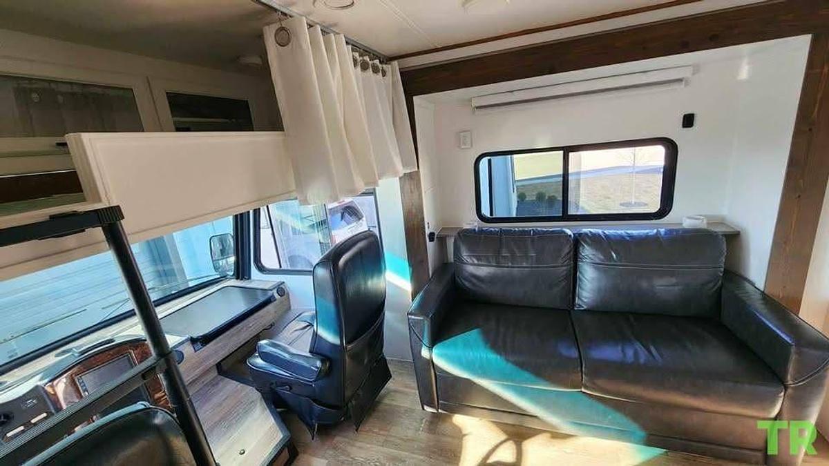 Used 2014 Thor Motor Coach Challenger 37KT