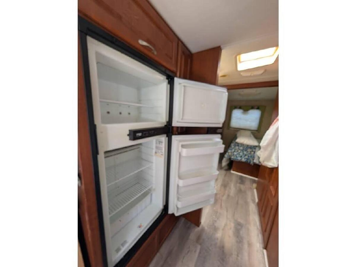 Used 2006 Fourwinds Hurricane 33H