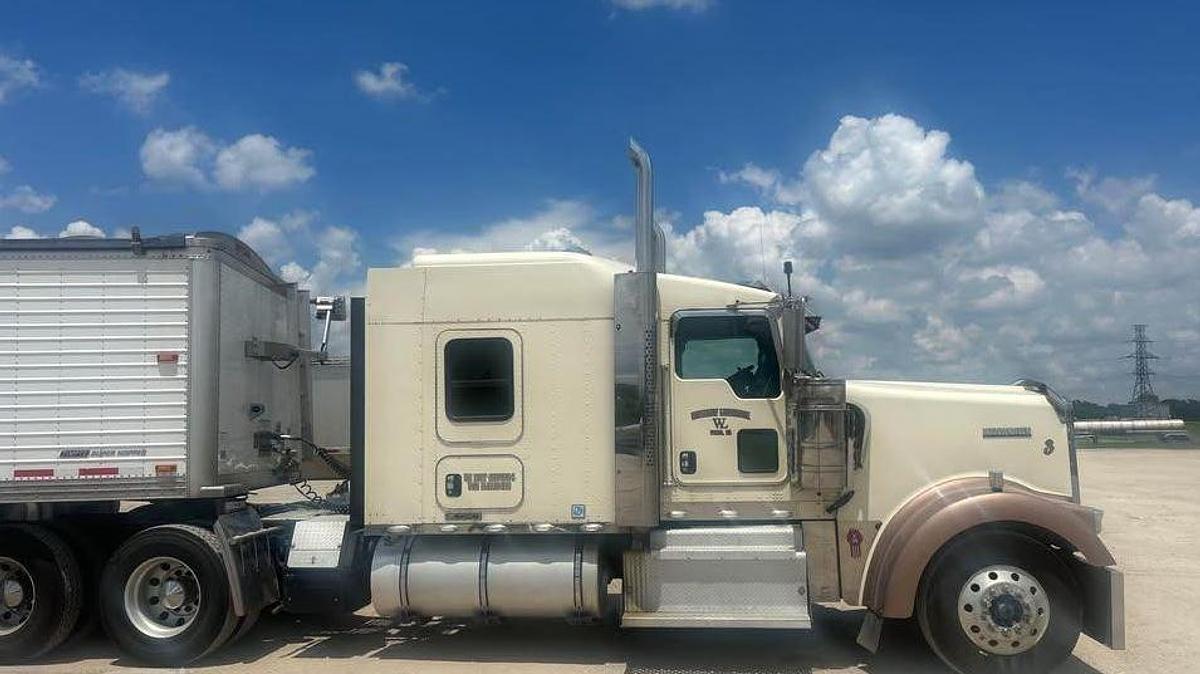 Used 2013 KENWORTH W900 Conventional Sleeper Semi
