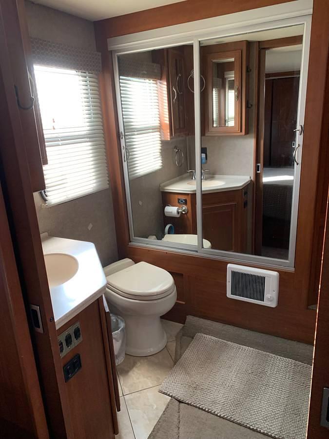 Used 2010 Fleetwood Discovery 40K