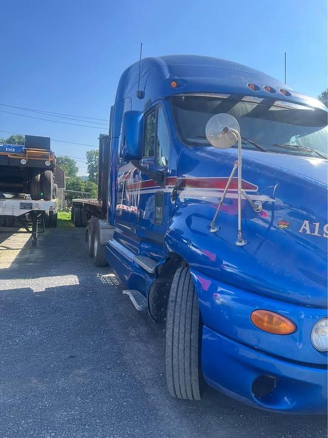 Used 2009 Kenworth T2000 Sleeper Semi Truck